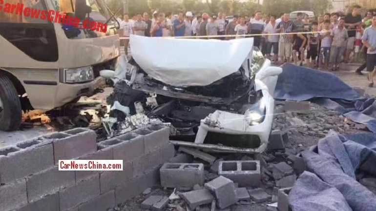 Οδηγός Ferrari τα βάζει με τοίχο!